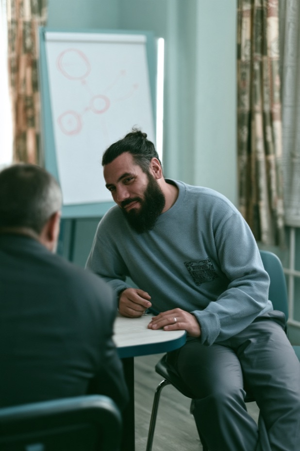 Benjamin Faci en échange avec une personne, lors d'une séance
